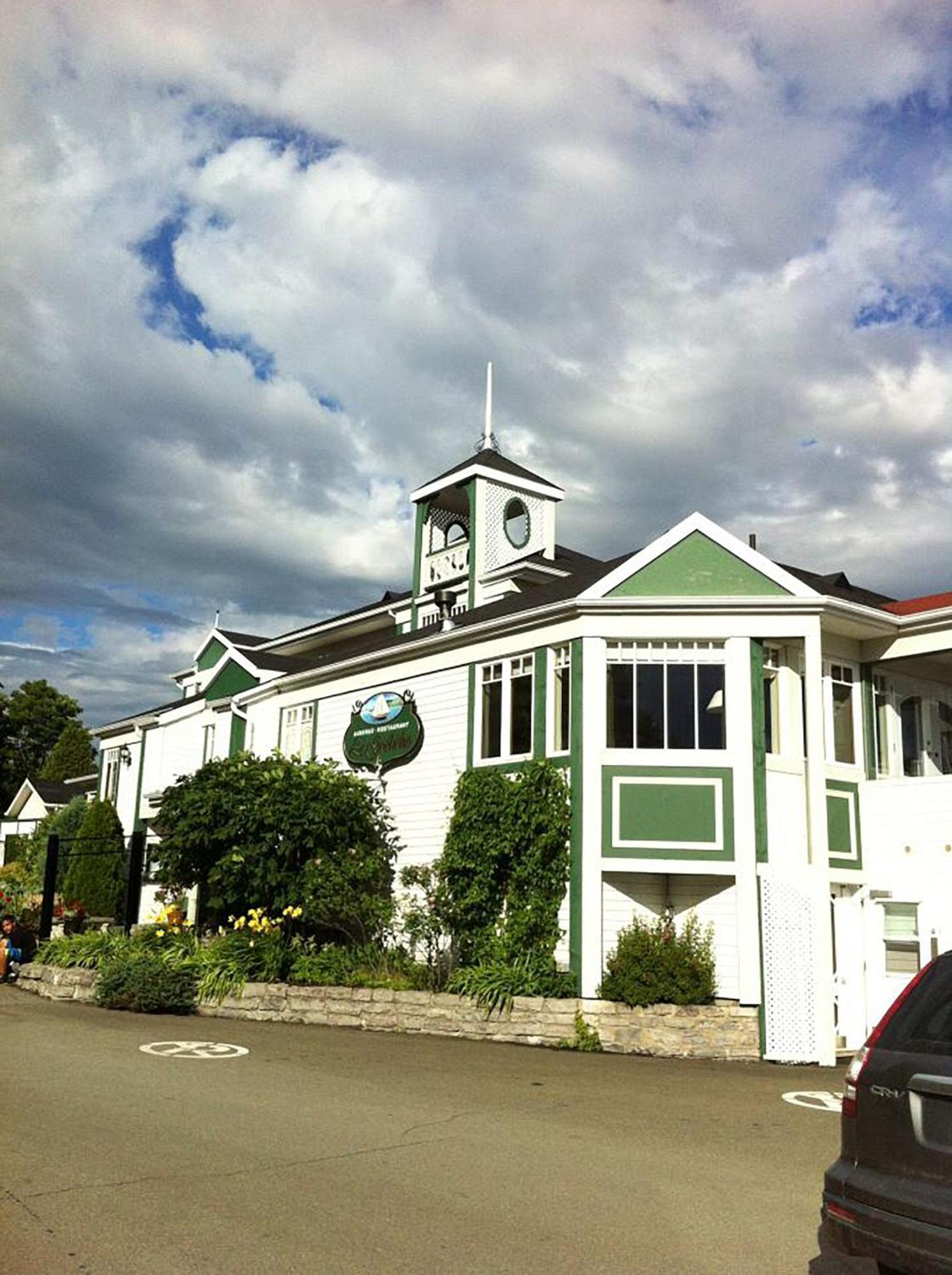 Saint-Laurent-de-l'ile d'Orleans Goeliche Hotel Et Appartement מראה חיצוני תמונה